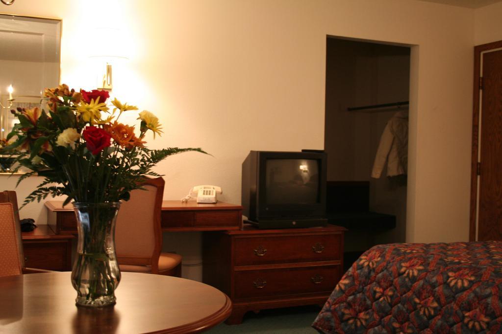 University Inn סידר פולס מראה חיצוני תמונה